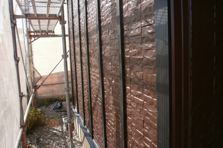 外壁重ね張りのデメリットは内部結露 外壁カバー工法 金属サイディング ｋｍｅｗ 三重県津市久居野村町ｎ様邸