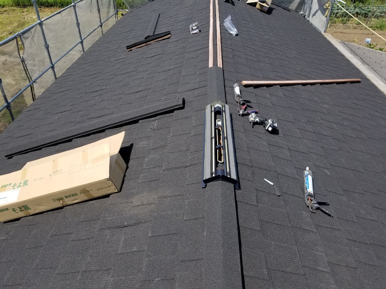 新しい屋根材を葺き終わりました。