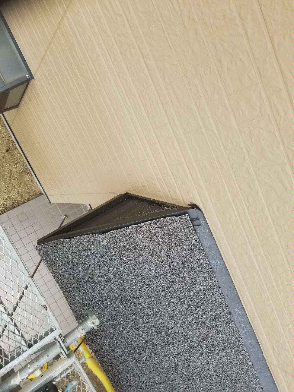 庇に屋根材を設置