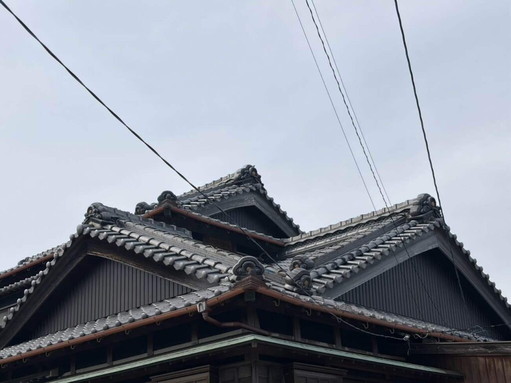 『外壁カバー工法・ガルバリウム鋼板・角波』津市白塚町　A様