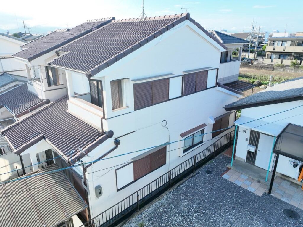 『屋根・外壁改修工事・ケイミュー　⾦属サイディング斜石柄・クリーミーホワイト』津市藤方　N様